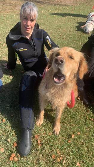 Complicité entre une conductrice et son chien